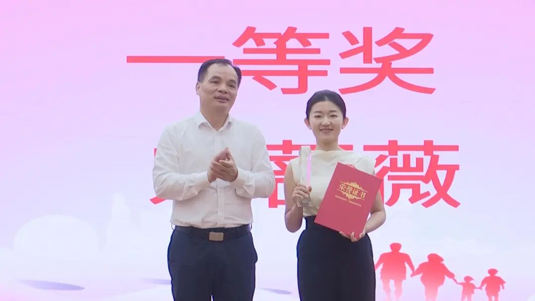 市委副书记黄建平为获得一等奖选手宋蔷薇颁奖。 清远广播电视台记者 何俊宏 摄